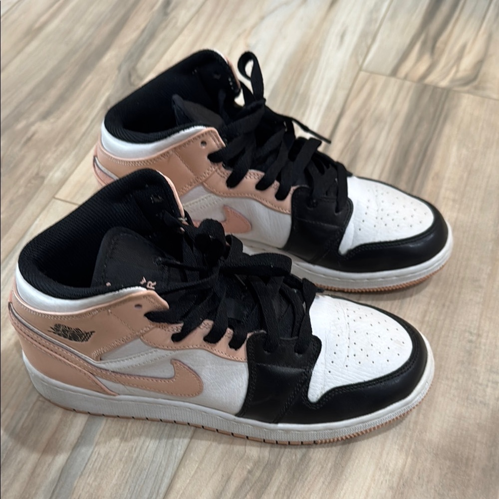 Air Jordan 1 Mid "Crimson Tint"